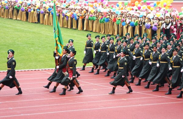 Национальная армия на олимпийском стадионе столицы в День нейтралитета Туркменистана - Sputnik Узбекистан