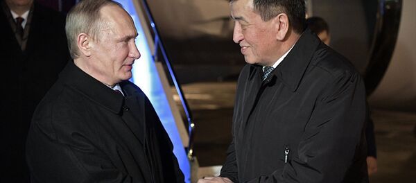 Президент России Владимир Путин и премьер-министр Кыргызстана Сооронбай Жээнбеков - Sputnik Узбекистан
