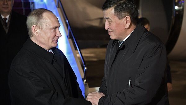 Президент России Владимир Путин и премьер-министр Кыргызстана Сооронбай Жээнбеков - Sputnik Узбекистан