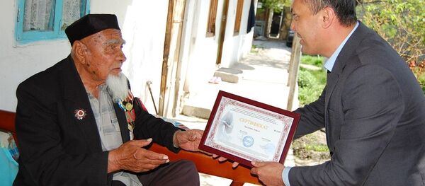 Суратда 1925 йилда туғилган Иккинчи жаҳон уруши қатнашчиси Анвар Ҳакимов - Sputnik Ўзбекистон