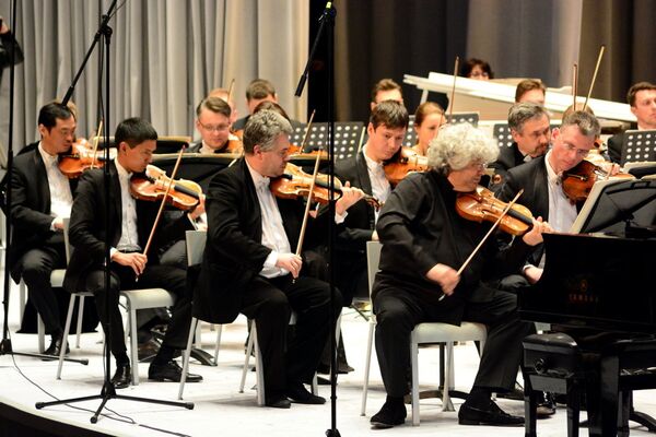 Музыканты Симфонического оркестра Мариинского театра играют для Ташкента - Sputnik Узбекистан