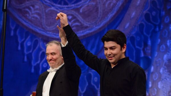 Дирижер Валерий Гергиев и пианист Бехзод Абдураимов принимают овации публики - Sputnik Узбекистан