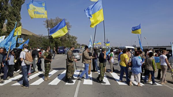 Активисты заблокировали автотрассу у поселка Чонгар на границе Украины и Крыма - Sputnik Узбекистан