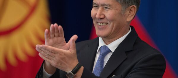 Қирғизистон президенти Алмазбек Атамбаев Қирғизистон президенти Алмазбек Атамбаев - Sputnik Ўзбекистон