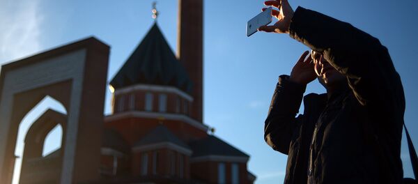 Мусульманин в день праздника жертвоприношения Курбан-байрам Мусульманин в день праздника жертвоприношения Курбан-байрам - Sputnik Узбекистан