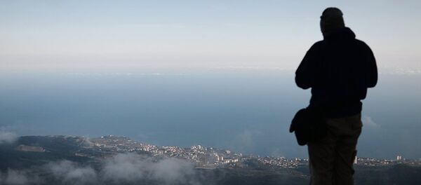 Турист смотрит на город с горы Турист смотрит на город с горы - Sputnik Узбекистан