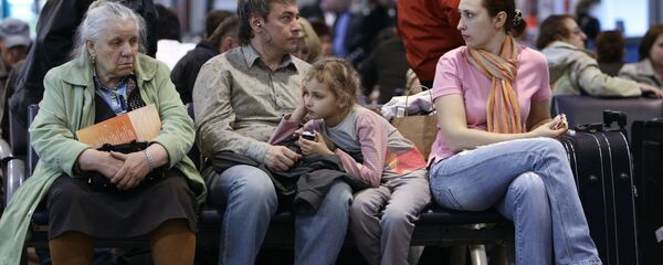 Пассажиры отмененных рейсов в аэропорту Шереметьево  - Sputnik Узбекистан