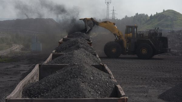 Погрузка угля в вагоны на каменноугольном разрезе - Sputnik Ўзбекистон