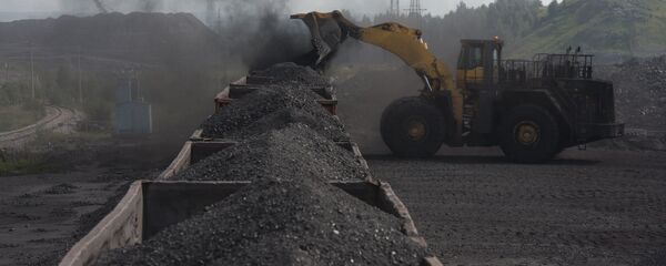 Погрузка угля в вагоны на каменноугольном разрезе Погрузка угля в вагоны на каменноугольном разрезе - Sputnik Ўзбекистон