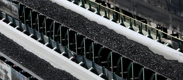 Уголь на конвейерных лентах во время загрузки - Sputnik Узбекистан