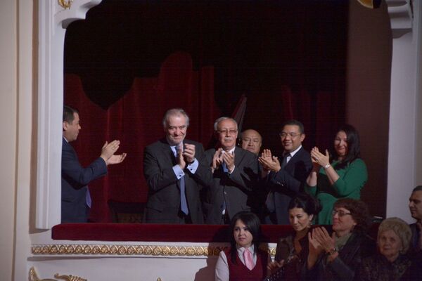 Известный дирижер Валерий Гергиев и другие зрители на выступлении артистов Мариинского театра в Ташкенте - Sputnik Узбекистан