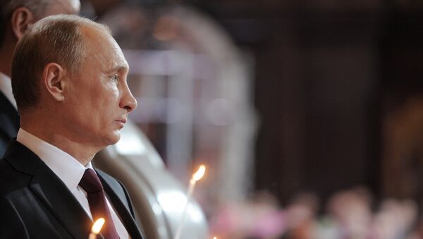 В.Путин в храме Христа Спасителя в Москве - Sputnik Ўзбекистон