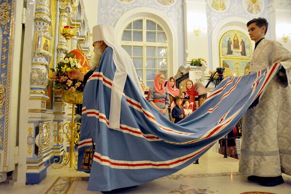 Торжественное пасхальное богослужение в Ташкентском Свято-Успенском кафедральном соборе - Sputnik Узбекистан