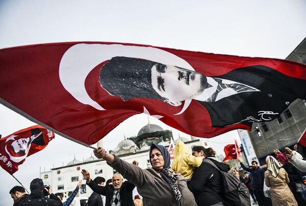 Протестующие жители Турции перед референдумом - Sputnik Узбекистан