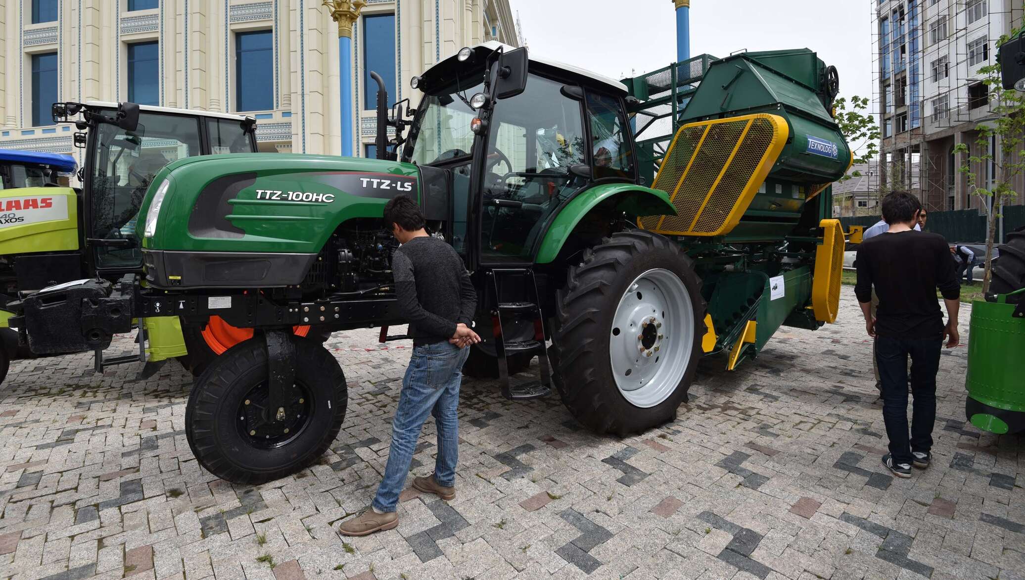 Ттз ташкент. ТТЗ 100 НС. TTZ 100hc. ТТЗ 8010 трактор. Трактор TTZ 100hc.