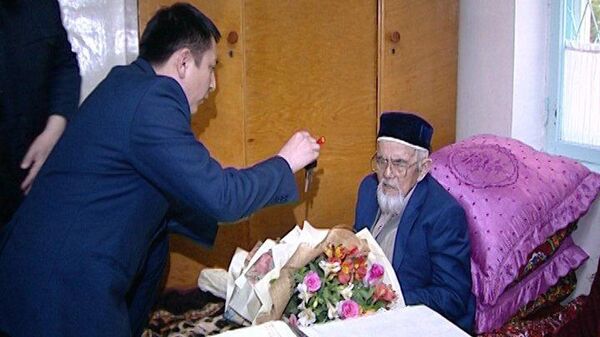 Вручение ключей от машины ветерану - Sputnik Ўзбекистон