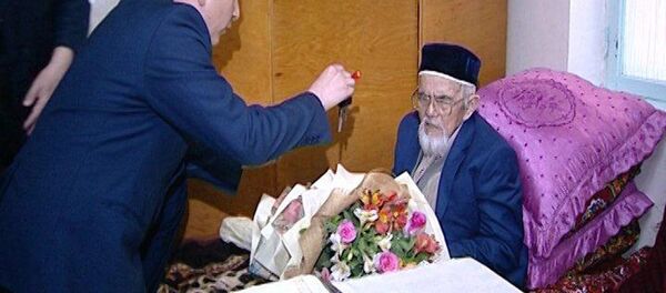 Vruchenie klyuchey ot mashini veteranu - Sputnik O‘zbekiston