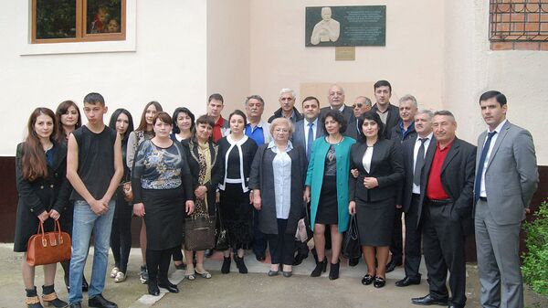 Открытие барельефа азербайджанского поэта Ихтияра Рзы Открытие барельефа азербайджанского поэта Ихтияра Рзы - Sputnik Узбекистан