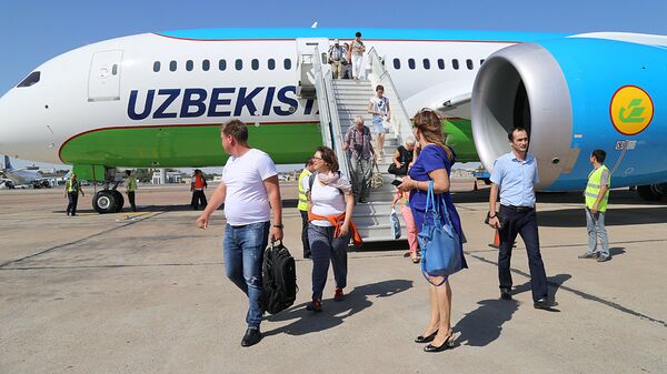 Пассажиры выходят из самолета узбекских авиалиний - Sputnik Узбекистан