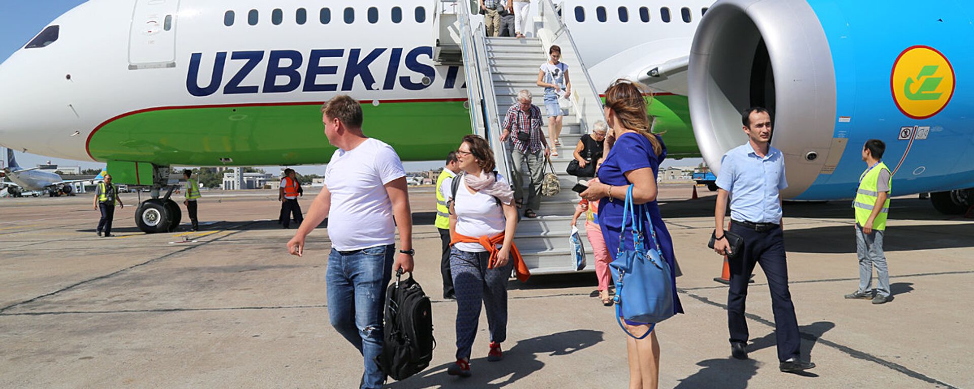 Пассажиры выходят из самолета узбекских авиалиний - Sputnik Узбекистан, 1920, 08.09.2017