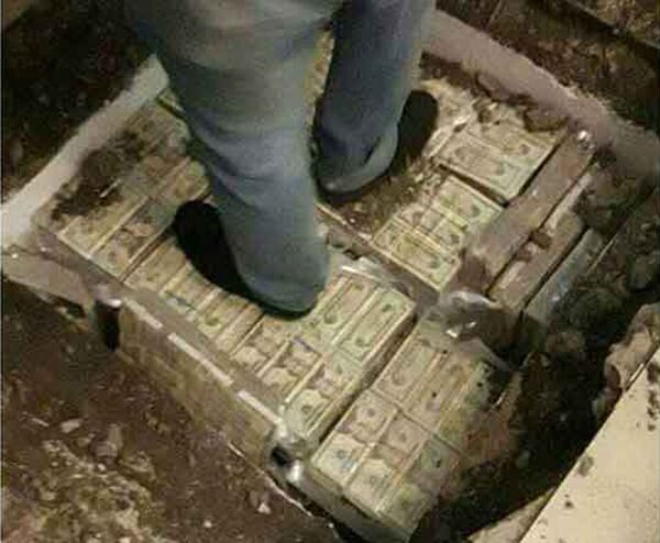 Доллары США обнаруженные при сносе гаражей - Sputnik Ўзбекистон