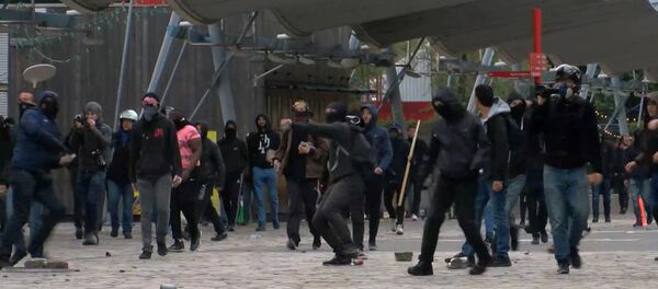 Демонстранты забрасывали камнями полицейских в Париже - Sputnik Узбекистан