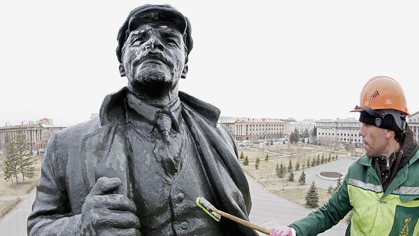 Рабочий моет статую Ленина - Sputnik Узбекистан