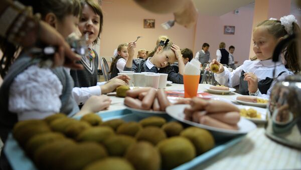 Первоклассники в столовой на обеде в одной из московских школ, архивное фото - Sputnik Узбекистан