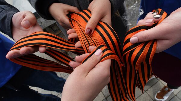 Volonteri razdayut georgiyevskie lentochki - Sputnik O‘zbekiston