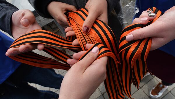 Волонтеры раздают георгиевские ленточки - Sputnik Узбекистан