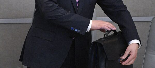 Мужчина застегивает портфель Мужчина застегивает портфель - Sputnik Ўзбекистон