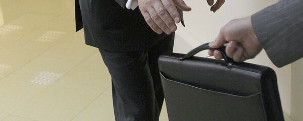Передача портфеля из рук в руки Передача портфеля из рук в руки - Sputnik Ўзбекистон