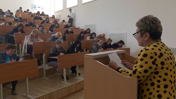 Преподаватель читает лекцию студентам Преподаватель читает лекцию студентам - Sputnik Ўзбекистон