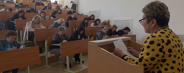 Prepodavatel chitayet leksiyu studentam Prepodavatel chitayet leksiyu studentam - Sputnik O‘zbekiston