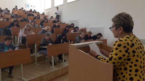 Преподаватель читает лекцию студентам - Sputnik Ўзбекистон