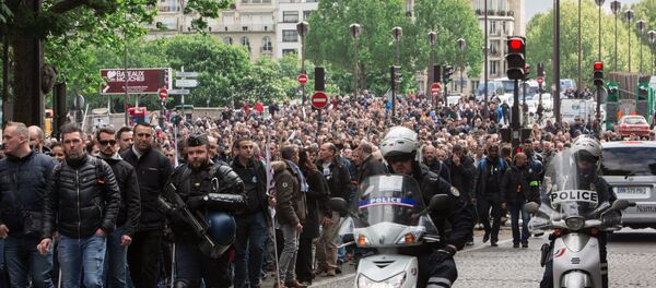 Парижда бўлиб ўтаётган норозилик намойиши - Sputnik Ўзбекистон