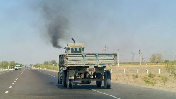 Трактор на автомобильной трассе - Sputnik Узбекистан