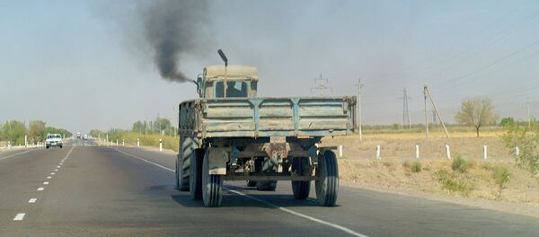 Трактор на автомобильной трассе  Трактор на автомобильной трассе  - Sputnik Ўзбекистон