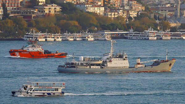 Разведывательный корабль ВМС России Лиман плывет в проливе Босфор у берегов Стамбула, направляясь в Средиземномное море - Sputnik Узбекистан