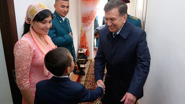Shavkat Mirziyoyev Jizzax viloyati aholisi bilan uchrashdi, 27-aprel. - Sputnik O‘zbekiston
