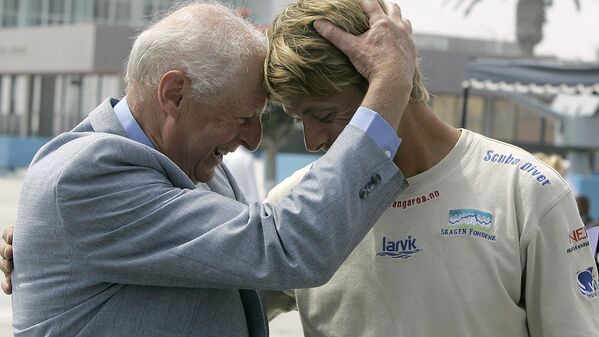 Норвежский исследователь Олаф Хейердал обнимается со своим знаменитым дедом - Sputnik Узбекистан