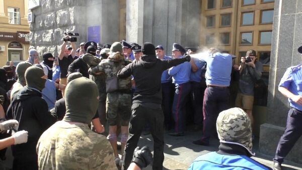 Беспорядки в Харькове: неизвестные применили газ против милиции - Sputnik Узбекистан