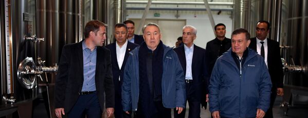 Шавкат Мирзиёев и Нурсултан Назарбаев осматривают завод - Sputnik Узбекистан