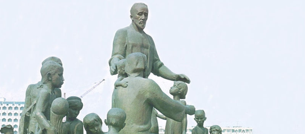 Памятник семье Шоахмеда и Бахри Шомахмудовых Памятник семье Шоахмеда и Бахри Шомахмудовых - Sputnik Ўзбекистон