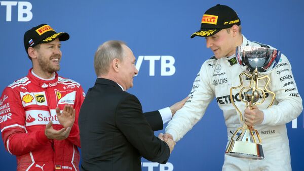 Президент РФ В. Путин посетил гонки российского этапа чемпионата мира Формулы-1 в Сочи - Sputnik Ўзбекистон