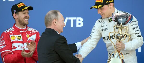 Президент РФ В. Путин посетил гонки российского этапа чемпионата мира Формулы-1 в Сочи Президент РФ В. Путин посетил гонки российского этапа чемпионата мира Формулы-1 в Сочи - Sputnik Ўзбекистон