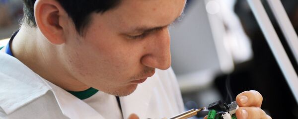 Работа в лаборатории по стандартизации электроники  - Sputnik Ўзбекистон