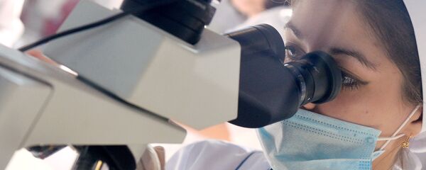 Лабораторияда микроскоп устида олиб борилаётган иш - Sputnik Ўзбекистон