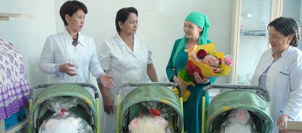 В Каракалпакии тройняшкам дали имя президента - Sputnik Узбекистан