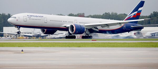 Samolet Boeing 777-300ER kompanii Aeroflot prizemlyayetsya v mejdunarodnom aeroportu Sheremetyevo Samolet Boeing 777-300ER kompanii Aeroflot prizemlyayetsya v mejdunarodnom aeroportu Sheremetyevo - Sputnik O‘zbekiston